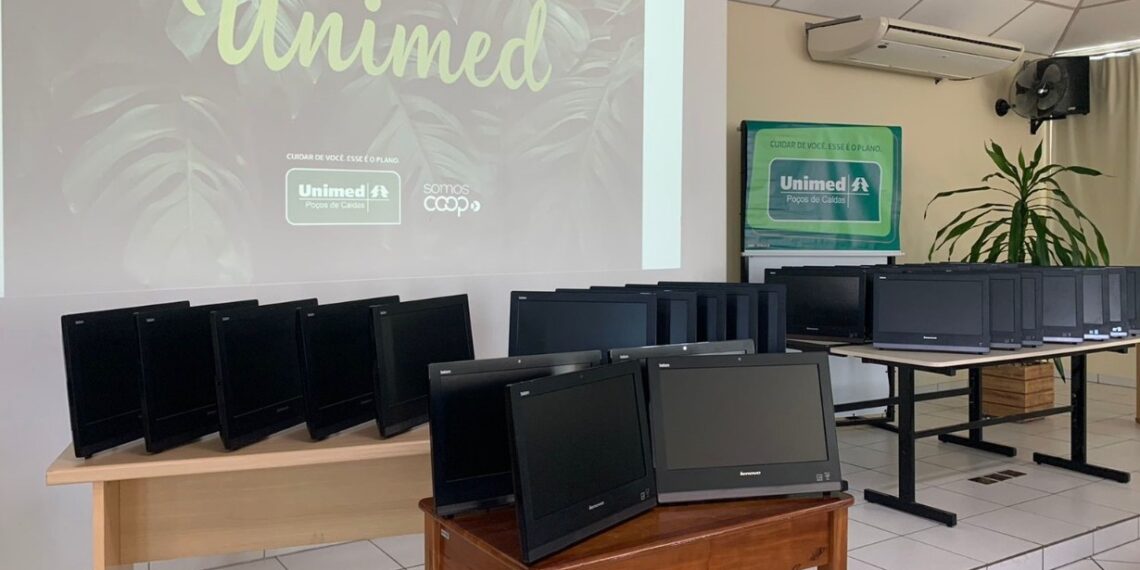 Casa do Caminho recebe doação de 30 computadores em Poços de Caldas
