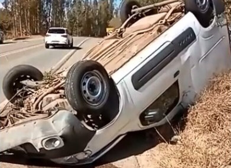 Carro capota na MGC-146 entre Poços de Caldas e Andradas-MG