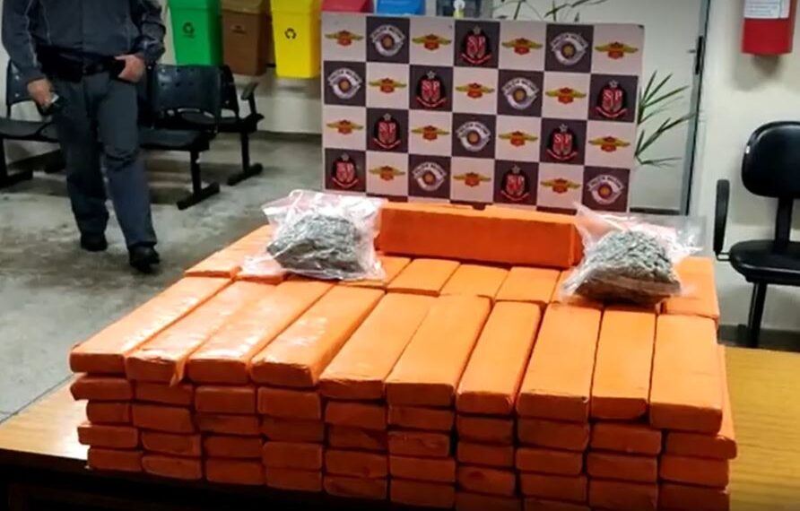 Polícia Rodoviária apreende 103 kg de maconha e prende dois jovens