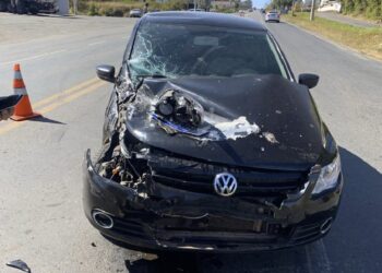 Acidente entre carro e caminhão deixa motorista ferido em Poços de Caldas