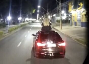 Mulher é flagrada em teto solar de carro em movimento em Poços de Caldas
