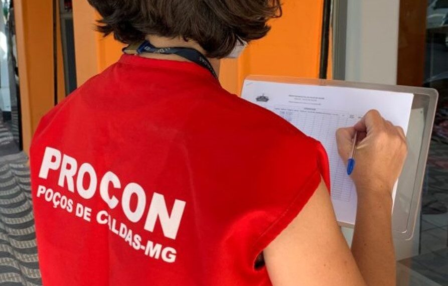 Procon de Poços realiza fiscalização empresas da área central; 20 já foram autuadas