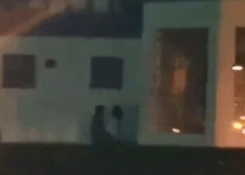 Vídeo: casal é flagrado fazendo sexo no Parque José Afonso Junqueira em Poços