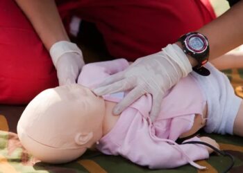 Curso de noções básicas em primeiros socorros em unidades de ensino e recreação infantil é obrigatório em Poços