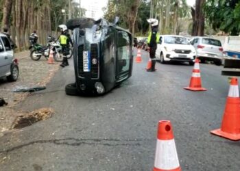 Carro tomba após condutora passar mal e bater em dois veículos em Poços de Caldas