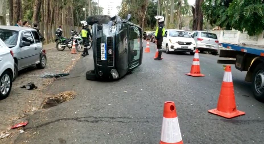 Carro tomba após condutora passar mal e bater em dois veículos em Poços de Caldas