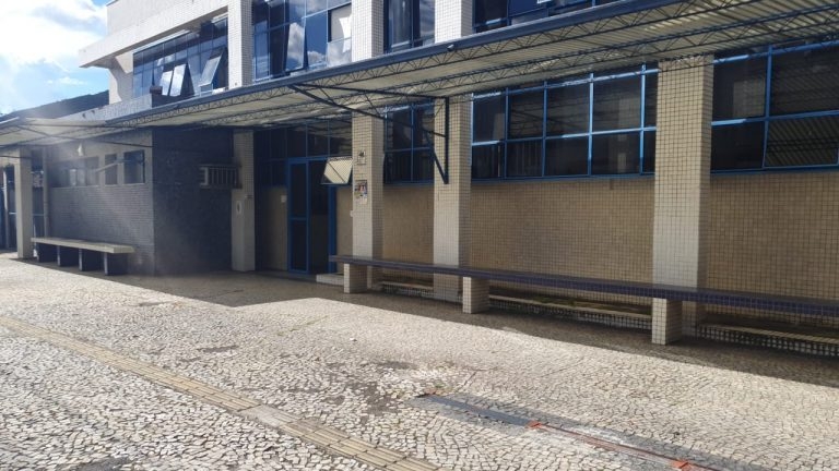 Testes da covid aos finais de semana não são realizados na Policlínica em Poços