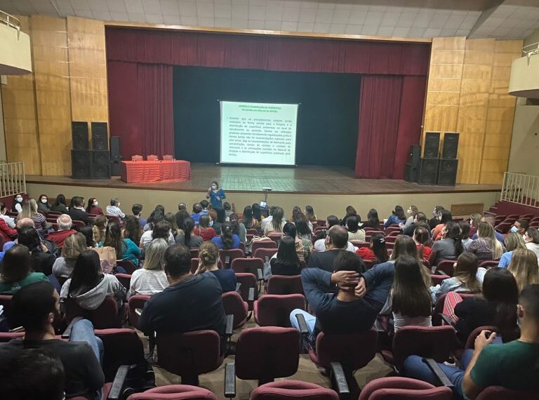 Poços capacita profissionais para cuidados com a varíola dos macacos