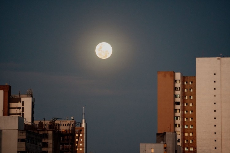 Superlua já pode ser vista de Poços de Caldas; é a última do ano