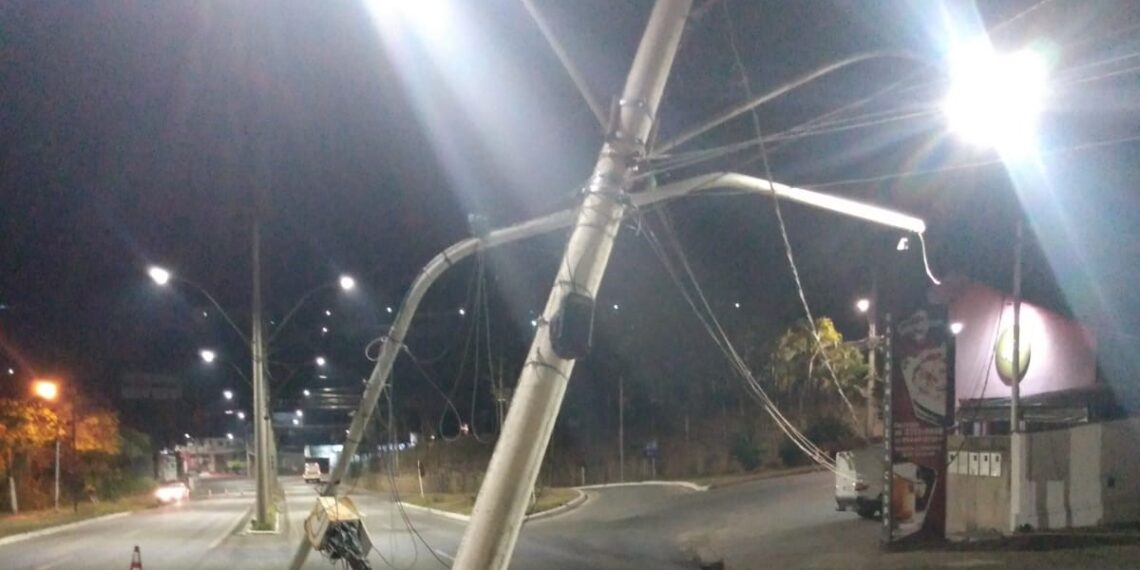 Fornecimento de energia elétrica é interrompido após acidente de trânsito na zona leste de Poços