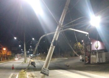 Fornecimento de energia elétrica é interrompido após acidente de trânsito na zona leste de Poços