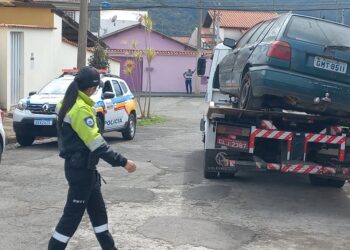 Prefeitura de Poços volta a guinchar veículos abandonados nas ruas