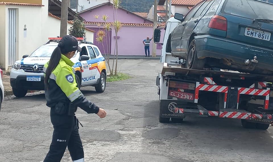 Prefeitura de Poços volta a guinchar veículos abandonados nas ruas