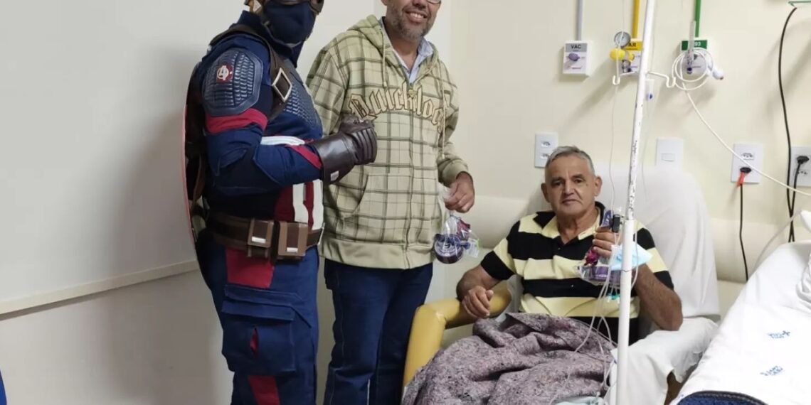 De herói para herói: Capitão América visita pais na Santa Casa de Poços