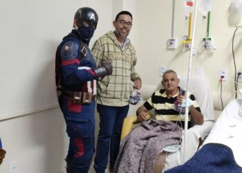 De herói para herói: Capitão América visita pais na Santa Casa de Poços