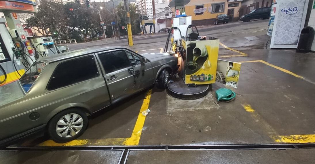 Mulher foge após causar estragos em posto de combustível de Poços