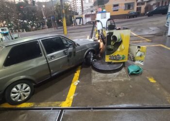 Mulher foge após causar estragos em posto de combustível de Poços