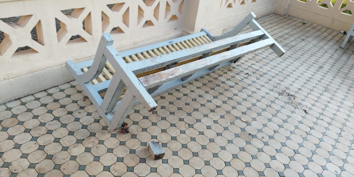 Vândalo é preso em flagrante após quebrar banco de praça em Poços de Caldas