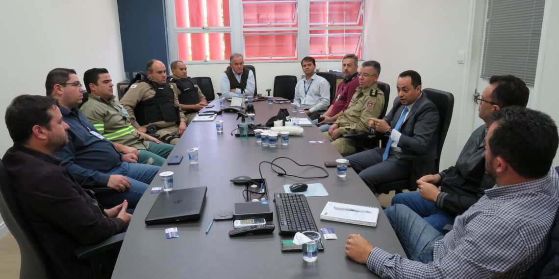 Reunião discute segurança em instalações e equipamentos de concessionárias de energia elétrica