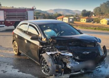 Acidente entre dois carros deixa seis pessoas feridas na MG-267