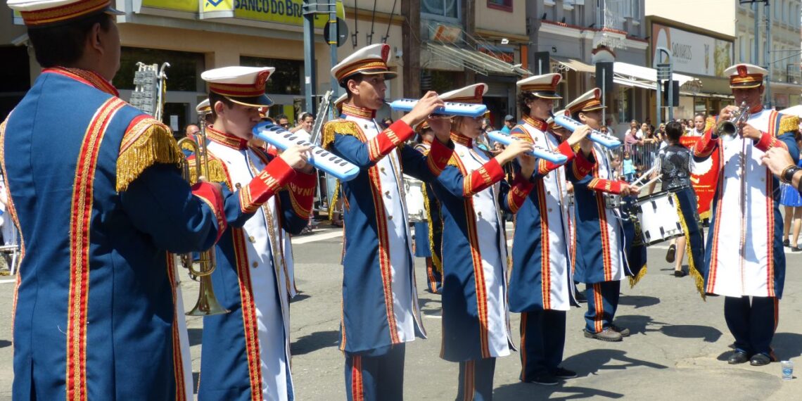 Após dois anos, Desfile Cívico volta a ser realizado em Poços