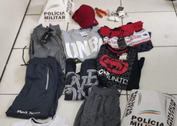 Homem furta loja de roupas, veste peças para despistar PM, mas acaba preso em Poços