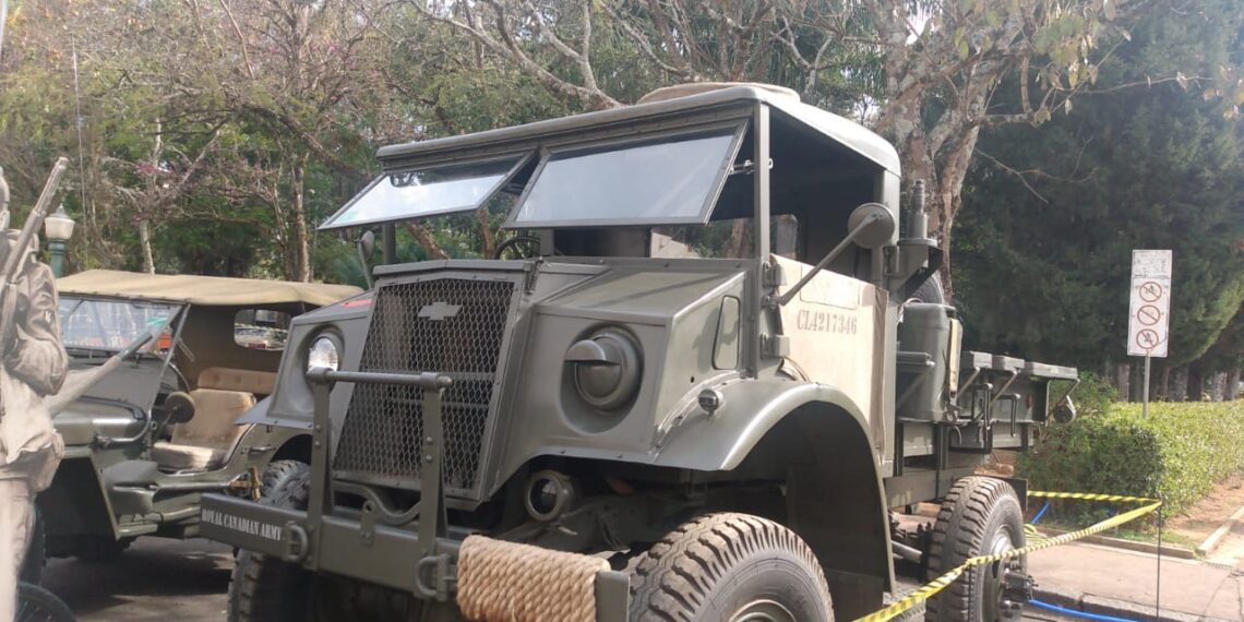 Veículos usados na Segunda Guerra Mundial são expostos no Poços Classic Car