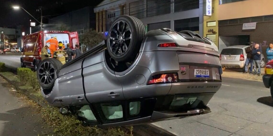 Carro de luxo tomba na principal Avenida de Poços de Caldas