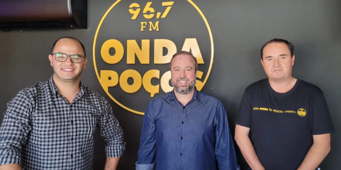 Senador Alexandre Silveira concede entrevista ao Grupo Onda