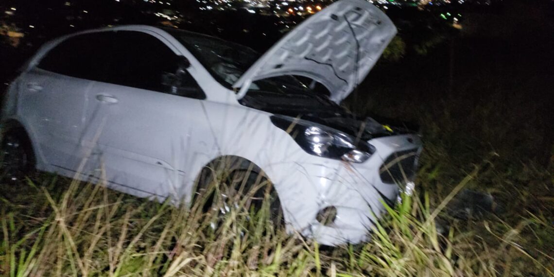 Motorista cai em barranco em Poços de Caldas