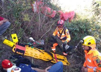 Piloto de paraglider fica ferido após queda na Serra de São Domingos em Poços