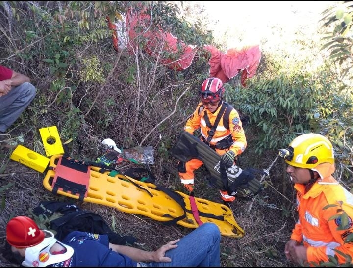 Piloto de paraglider fica ferido após queda na Serra de São Domingos em Poços