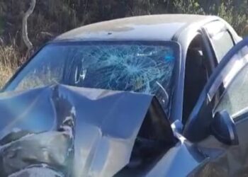 Motorista fica gravemente ferido após bater em poste em Poços