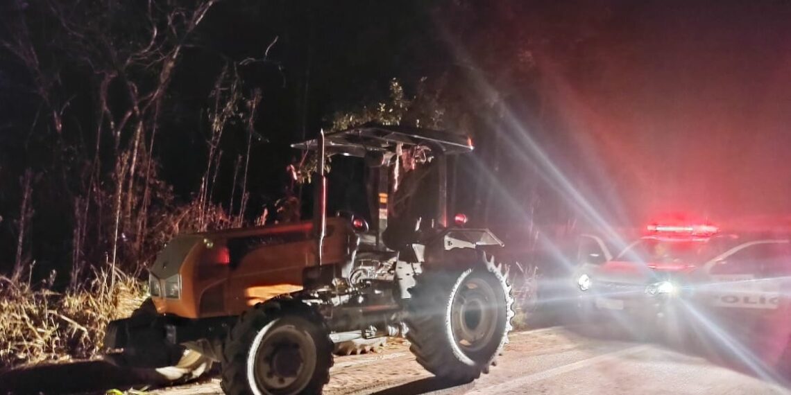 Trator furtado é encontrado na Rodovia do Contorno em Poços