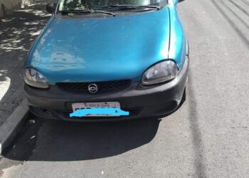 VÍDEO | Homens são flagrados furtando carro em Poços de Caldas