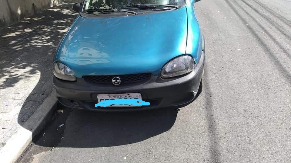VÍDEO | Homens são flagrados furtando carro em Poços de Caldas