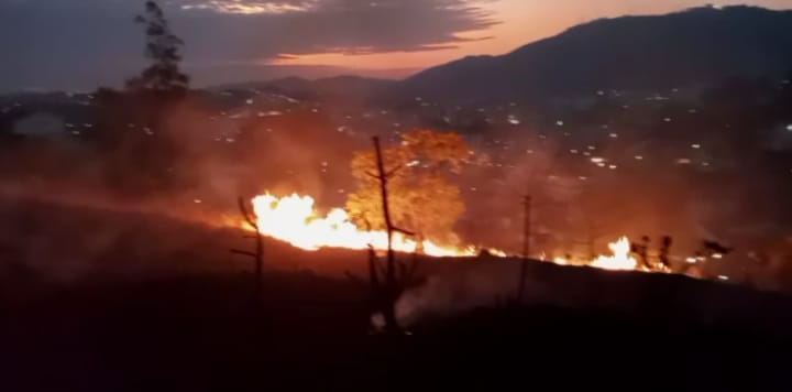 Incêndio atinge Morro do Chapéu em Poços de Caldas