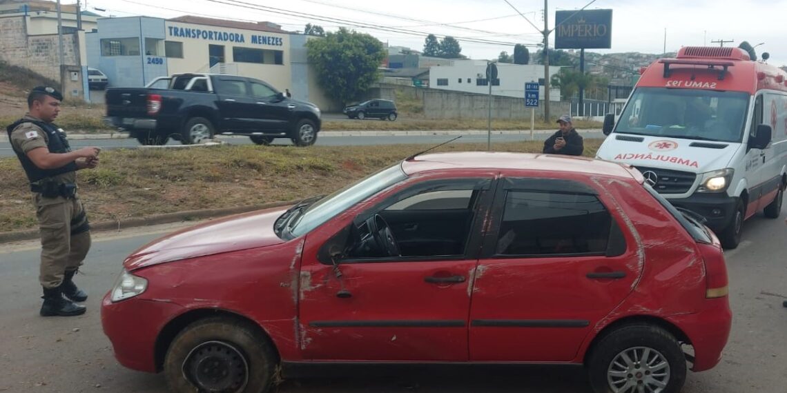 Motorista fica ferida após capotar carro na zona leste de Poços