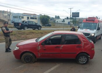 Motorista fica ferida após capotar carro na zona leste de Poços