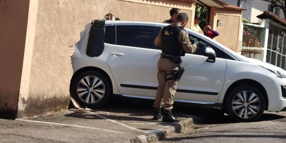 URGENTE| Após perseguição carro invade muro de residência em Poços