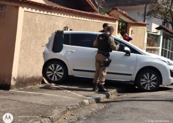 URGENTE| Após perseguição carro invade muro de residência em Poços