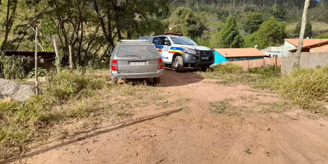 Polícia Militar localiza carro furtado e prende suspeito em Poços