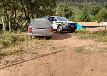 Polícia Militar localiza carro furtado e prende suspeito em Poços