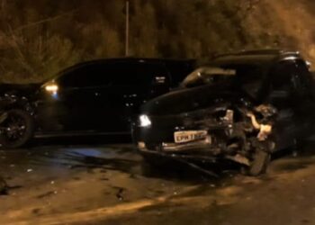 Batida entre dois veículos é registrada nesta sexta em Poços