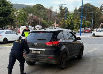 Veículo clonado é apreendido pela GCM e agentes de trânsito em Poços