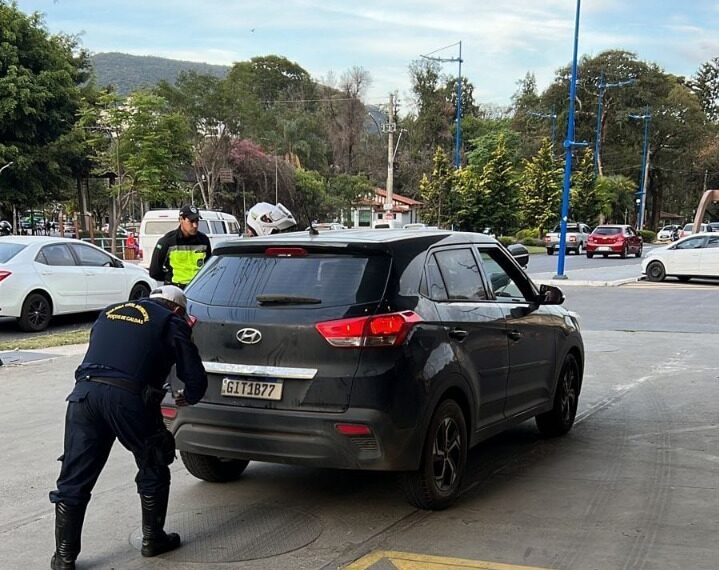 Veículo clonado é apreendido pela GCM e agentes de trânsito em Poços