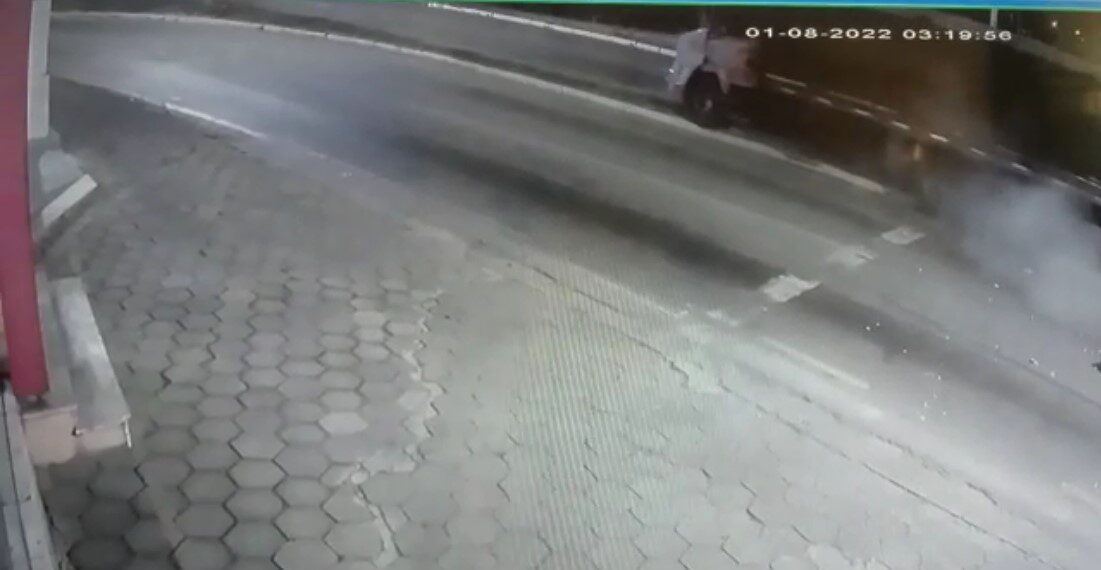 Imagens mostram motorista de caminhão fugindo após acidente em Poços