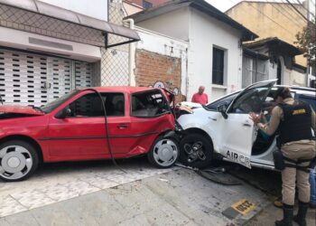 Idosa perde controle de carro e atinge outro veículo no Centro de Poços de Caldas