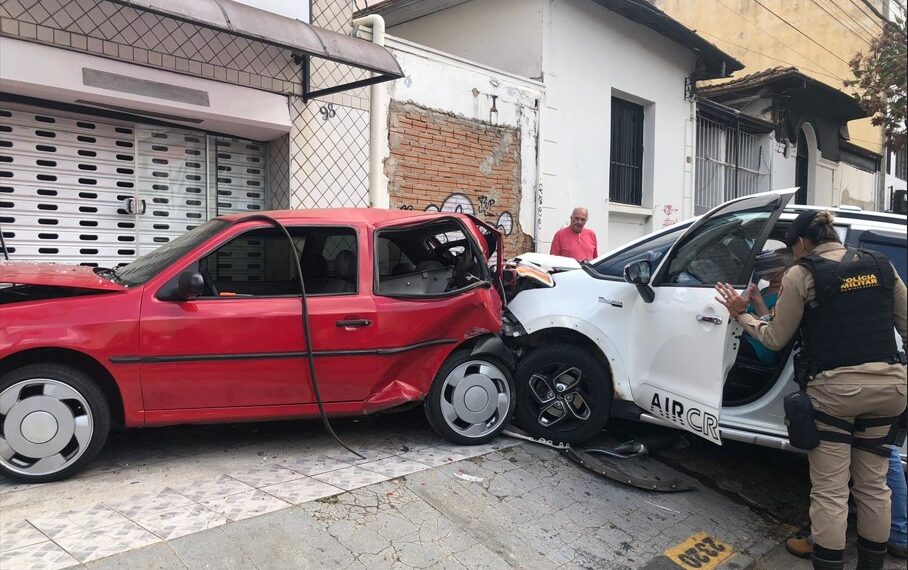 Idosa perde controle de carro e atinge outro veículo no Centro de Poços de Caldas