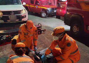 Homem fica ferido após acidente entre carro e moto em Alfenas